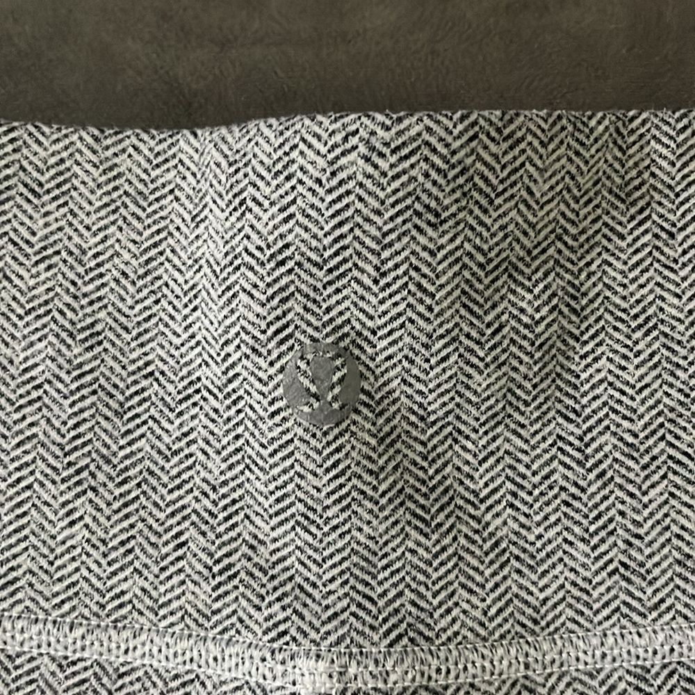 Lululemon herringbone capris size 4 hidden pocket front waist left side
